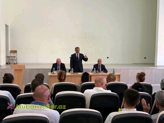 Eyvaz Hüseynov Qaradağda vətəndaşların müraciətlərini dinləyib