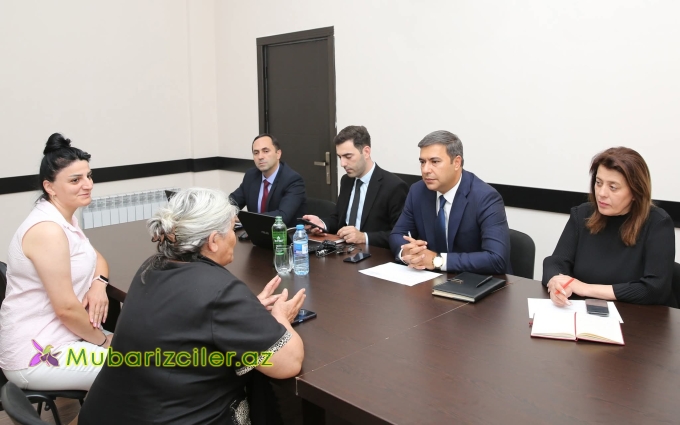 Elçin Kərimov vətəndaşların müraciətlərini dinləyib