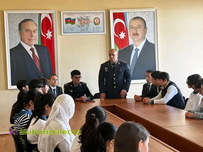 Xızıda polis məktəblilərlə görüşüb