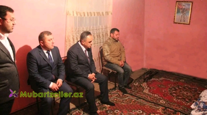 İcra Başçısı şəhid anasını evində ziyarət edib