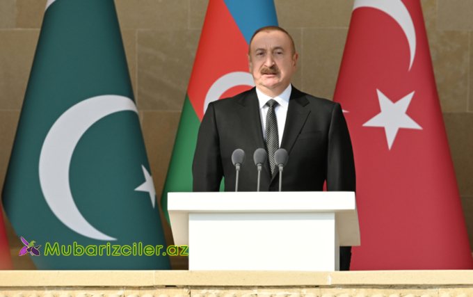 İlham Əliyev paradda çıxış etdi