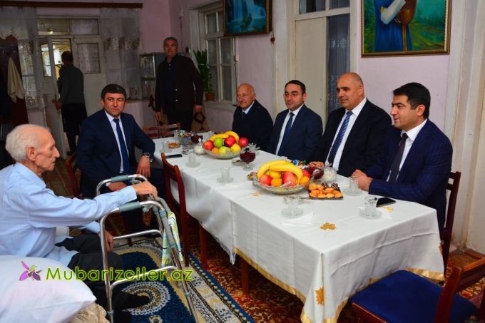 Seymur Orucov şəhid atası Hüseyn Əzizoğlunu ziyarət edib