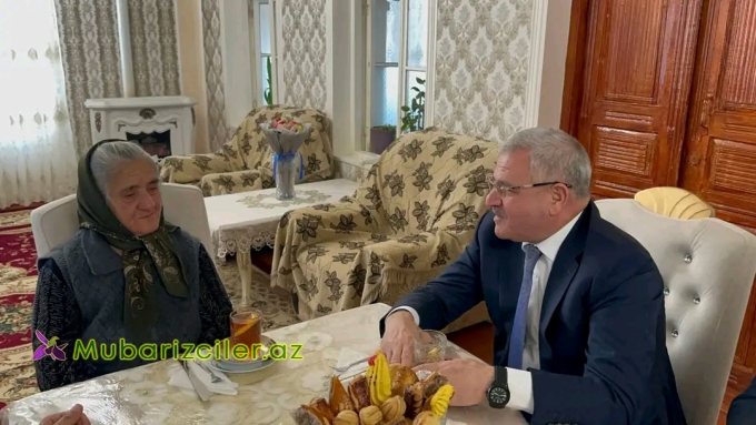 İcra başçısı şəhid anası Raya Səfərovanı 75 illik yubileyi münasibəti ilə təbrik edib