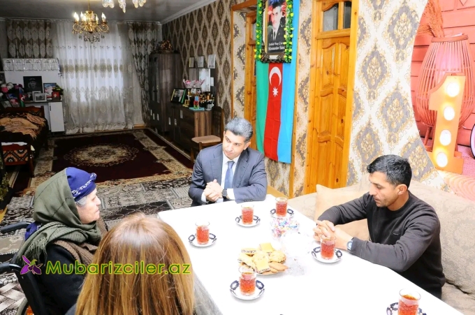 Vüqar Novruzov Şəhid Samir Məmmədovun anasını evində ziyarət edib, onun qayğıları ilə maraqlanıb