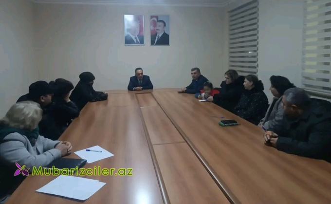 İcra başçısı qəzalı vəziyyətdə olan 5 mərtəbəli, 60 mənzilli yaşayış binasının sakinləri ilə görüşdü