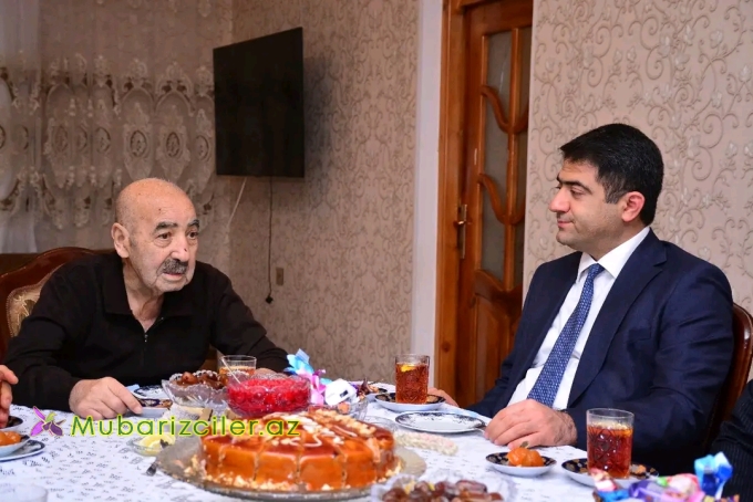 Seymur Orucov qocaman şair Qurban Həmidoğlunu evində ziyarət edib