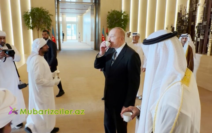 Prezidenti aeroportda simvolik içki ilə qarşıladılar