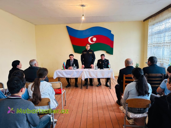 Beyləqan Polisi məktəblilərin suallarını cavablandırdı