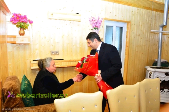 Seymur Orucov şəhid anasını ziyarət edib