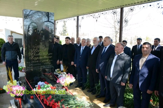 Mqstəqim Məmmədov Aprel döyüşlərində şəhid olmuş Nicat İsgəndərovun məzarını ziyarət edib