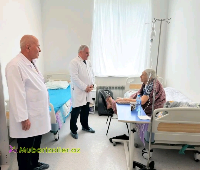 Müstəqim Məmmədov xəstəxanada müalicə olunan şəhid anasını ziyarət edib