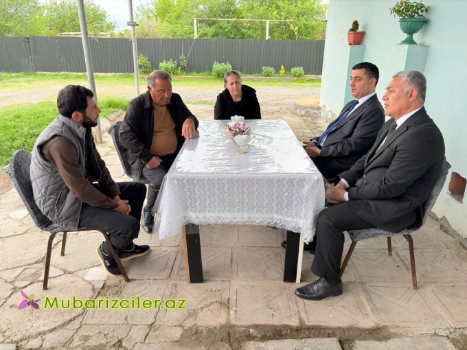 Anar Tağıyev şəhid anasını ziyarət edib