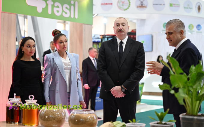 Prezident ailəsi ilə sərgidə