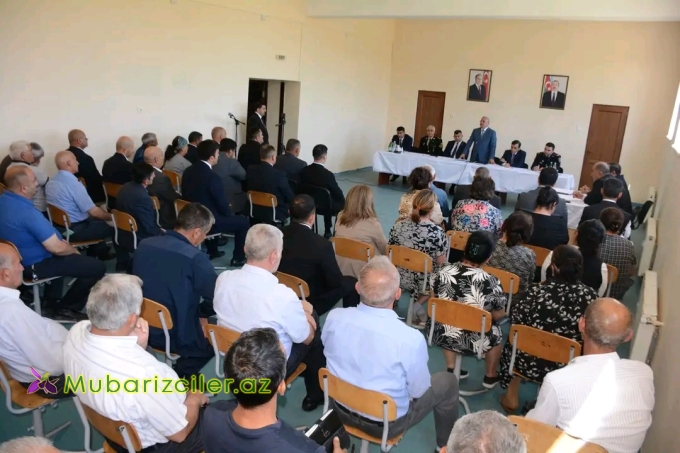 İcra başçısı və Deputat vətəndaşların müraciətlərini dinləyib