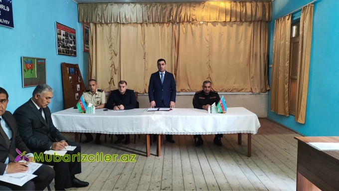 Yevlağın İcra başçısı Nemətabad kənd sakinlərinin müraciətlərini dinləyib