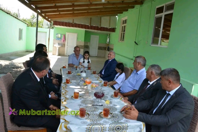 Müstəqim Məmmədov şəhid Elnur Hüseynovun ailəsini ziyarət edib