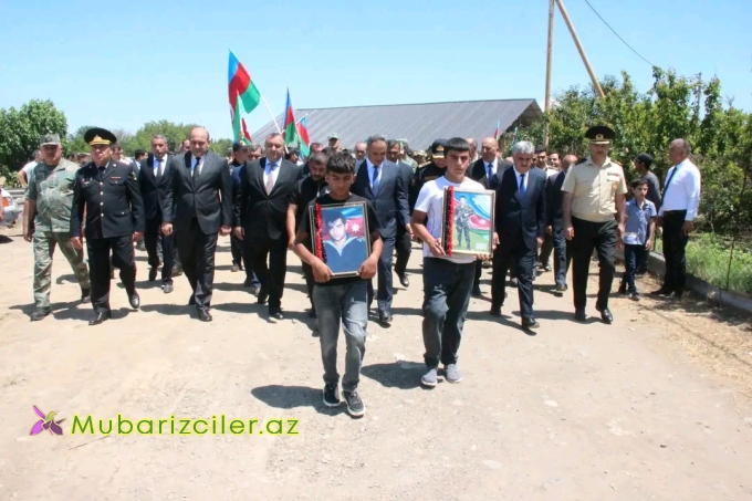 Şəhid Əhmədov Rauf Əjdər oğlunun nəşinin qalıqları doğma kəndində böyük ehtiramla torpağa tapşırıldı