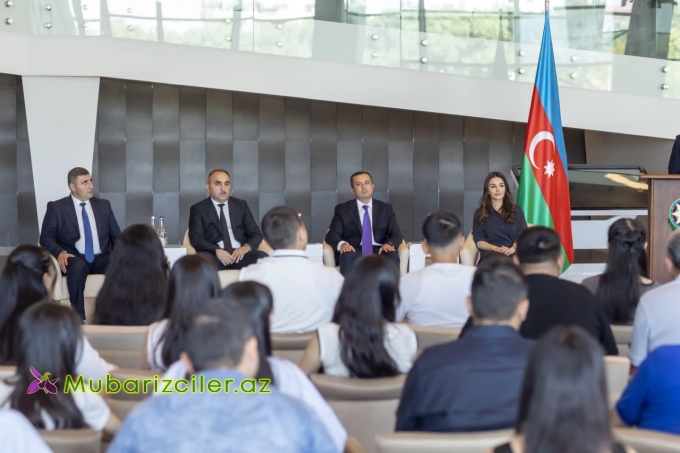 Şəmkirdə tələbə adını qazanan məzunlarla görüş keçirilib