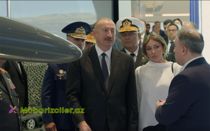 İlham Əliyev xanımı ilə sərgidə