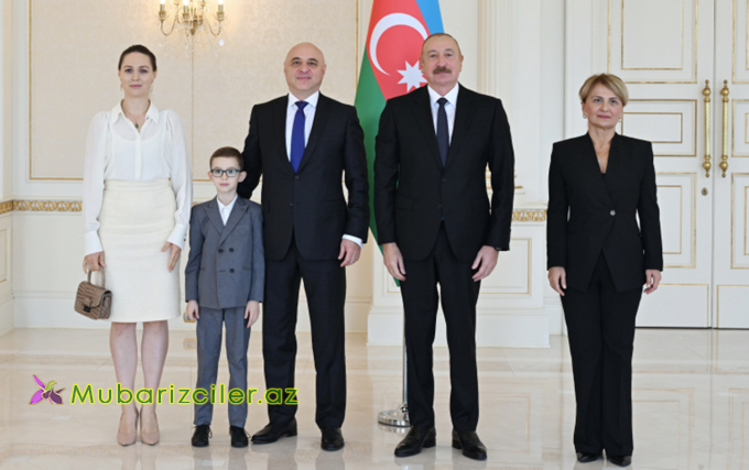 Yeni səfir ailəsi ilə Prezidentin qəbulunda
