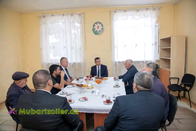 Şəmkirin İcra başçısı Təzəkənd kəndində şəhid ailələri və qazilərlə görüşüb.